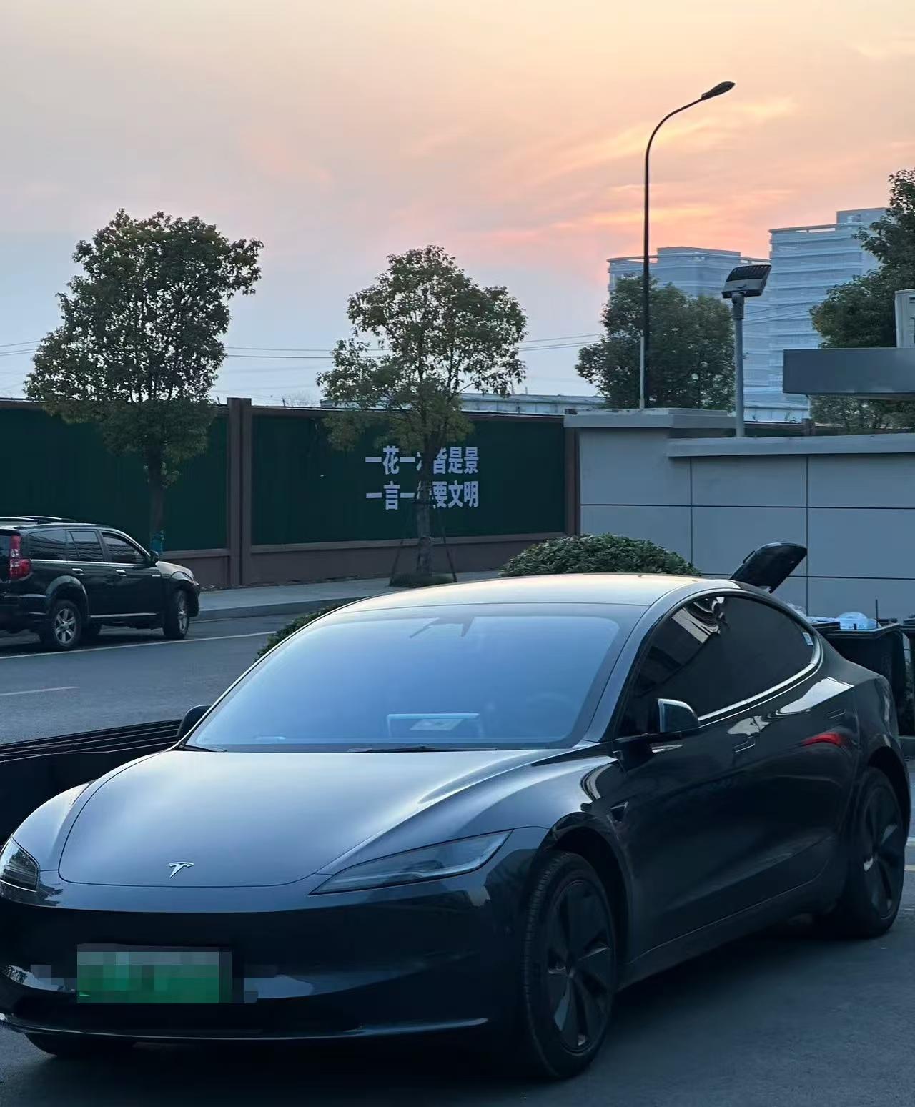 最近入手了特斯拉Model3,首付了8万，每个月还2800元，要还5年，突然有点