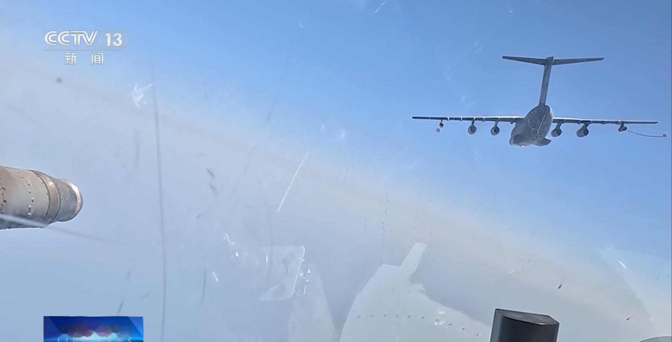 海军航空大学某基地组织歼15空中加油训练