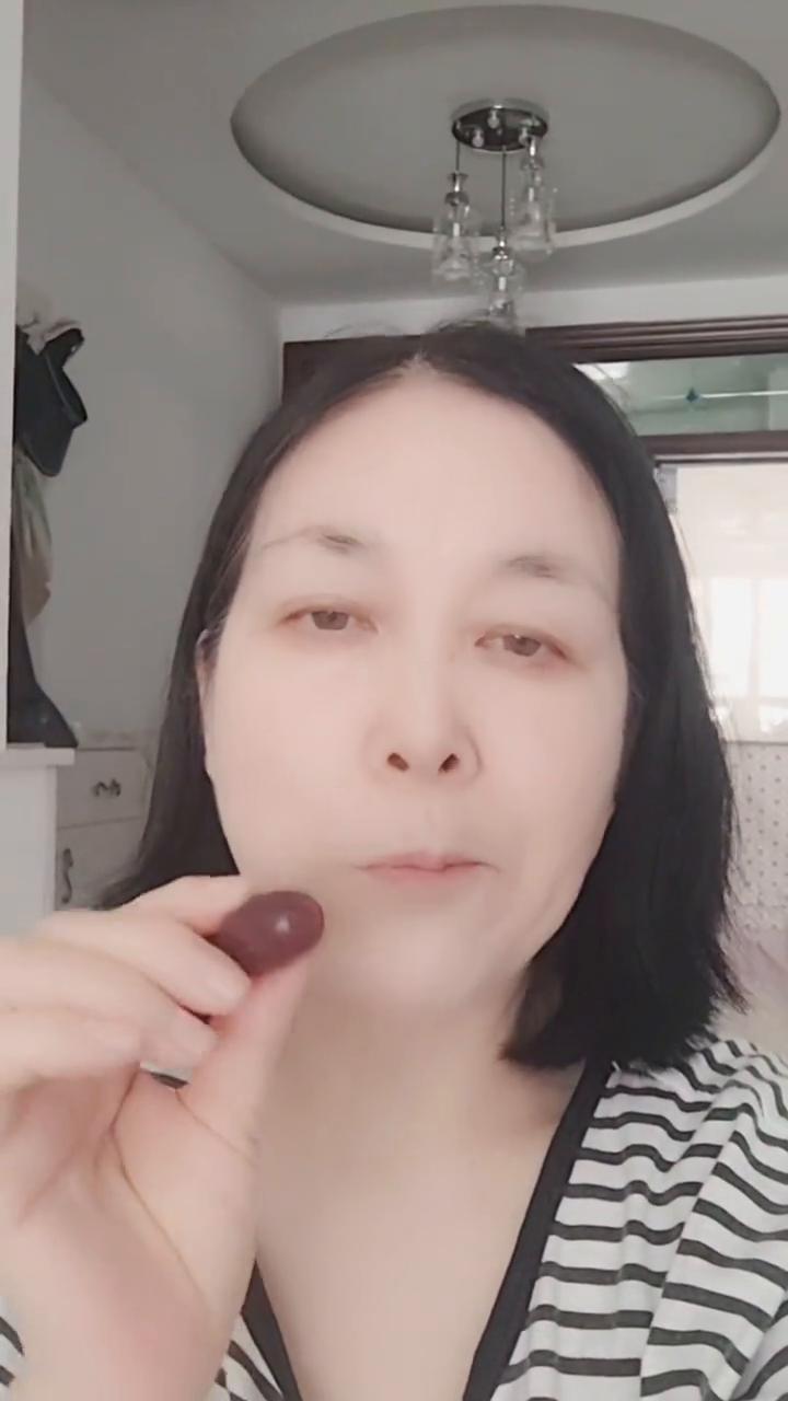 这是新疆的葡萄，葡萄快要过季了，抓紧时间吃了。这是一种，这又是一种，等一会洗一点