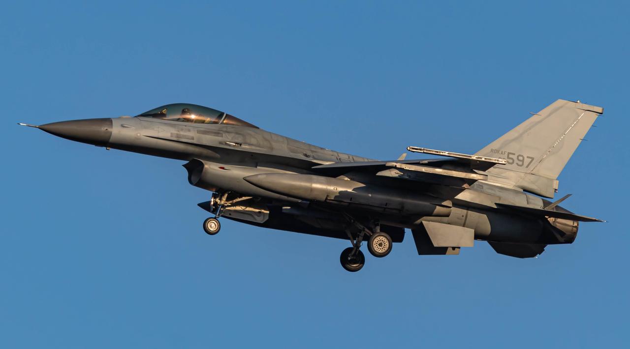 巴基斯坦飞行员私下里早年有个说法：中国战机就是"穷人版的F-16"，凑合用还
