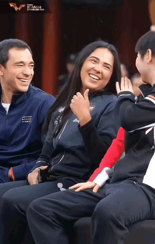 怎么办莎莎笑得直接趴在自己腿上了！也不知道和迪亚兹聊的什么，是用什么语言聊的，