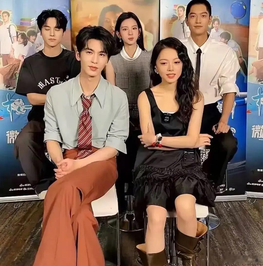 张凌赫那颜值，妥妥的大帅哥一枚啊！可奇怪的是，他和女演员搭戏时，就是很难让人感受