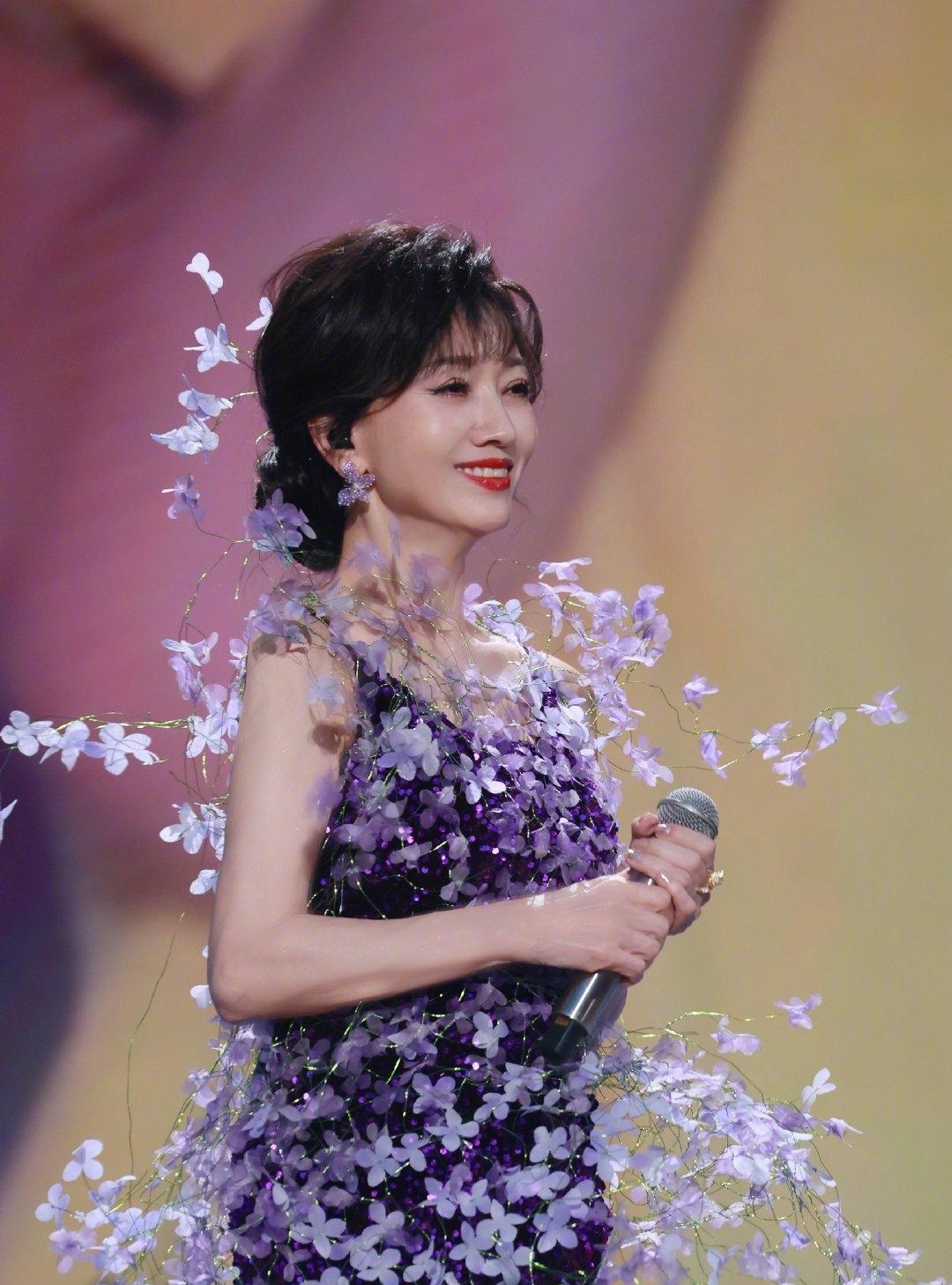 我开始明白了赵雅芝了一把年纪还出来，身不由己原因很简单，不是因为贪图名利，