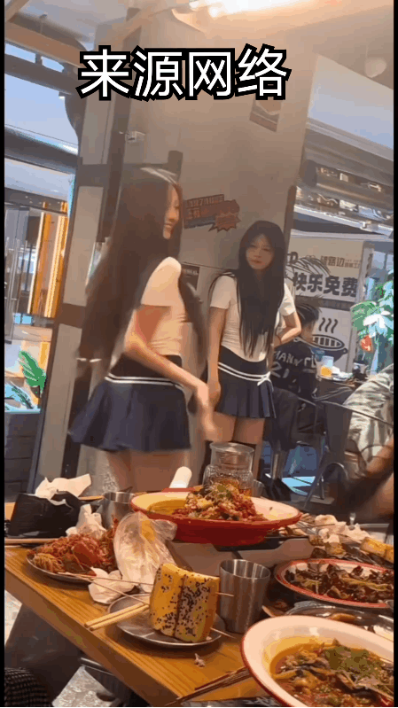吃饭竟然还能看美女跳舞？这真是秀色可餐啊！不得不说这家餐厅真的很会招揽食客。
