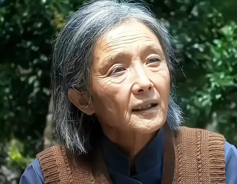 演技撑不起，只能靠造型硬凑。杨幂那个老年妆确实吓一跳，太真了，皱纹、斑点、眼皮耷