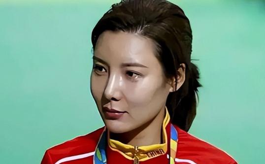 2008年，北京奥运上，杜丽对师弟庞伟说：“你向我求婚吧，我老了，不想等了。”庞