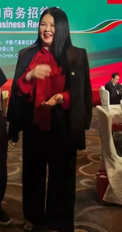 终于理解了李湘为什么每天都是披衣服了。​​​