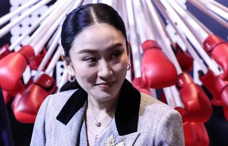 4比2，泰国最新民调出炉，佩通坦想官复原职，中方说了句公道话。在泰国宪法法院宣布
