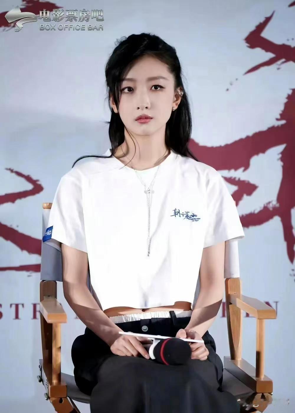 33岁周冬雨长开后颜值飙升，愈发靓丽，气质也日渐出众，魅力藏不住