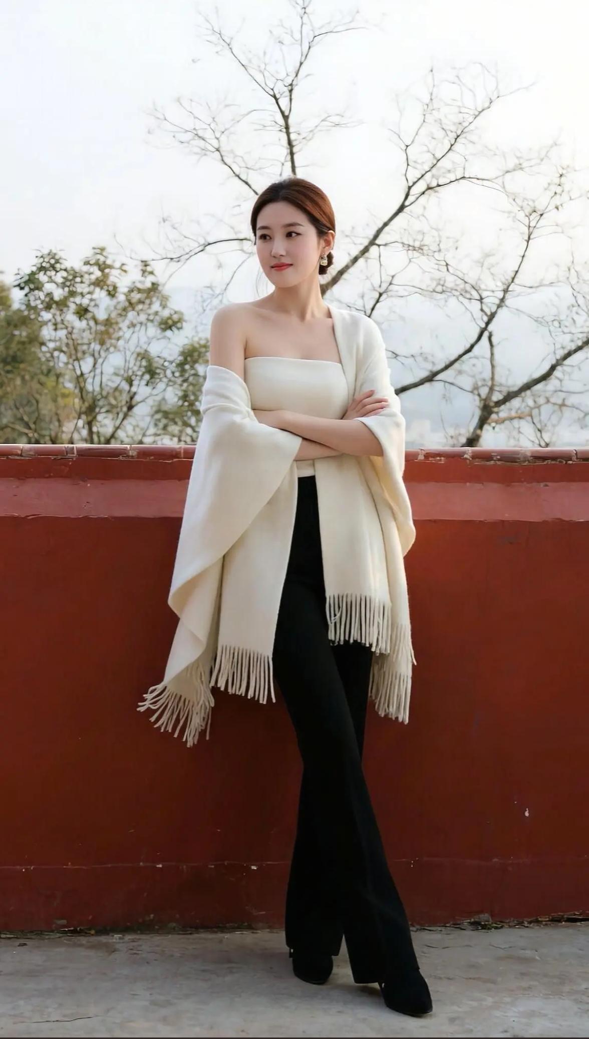 优雅黑裙与米色披肩的完美搭配，尽显都市女性魅力！💃🏻👗