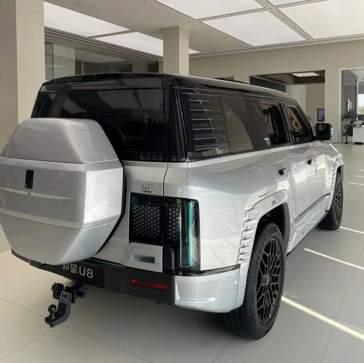 2026款仰望U8新出的银色挺好看的，素雅清爽了很多，更关键的是，前脸的“扳手”