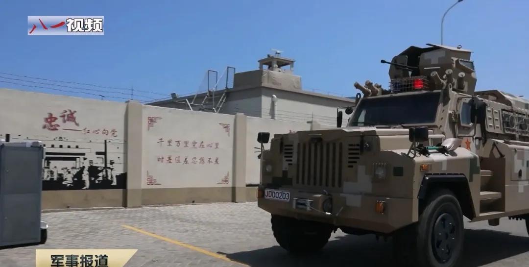 这种国土之外有军营的感觉就是好！据悉，吉布提综合保障基地码头上靠泊着一艘052