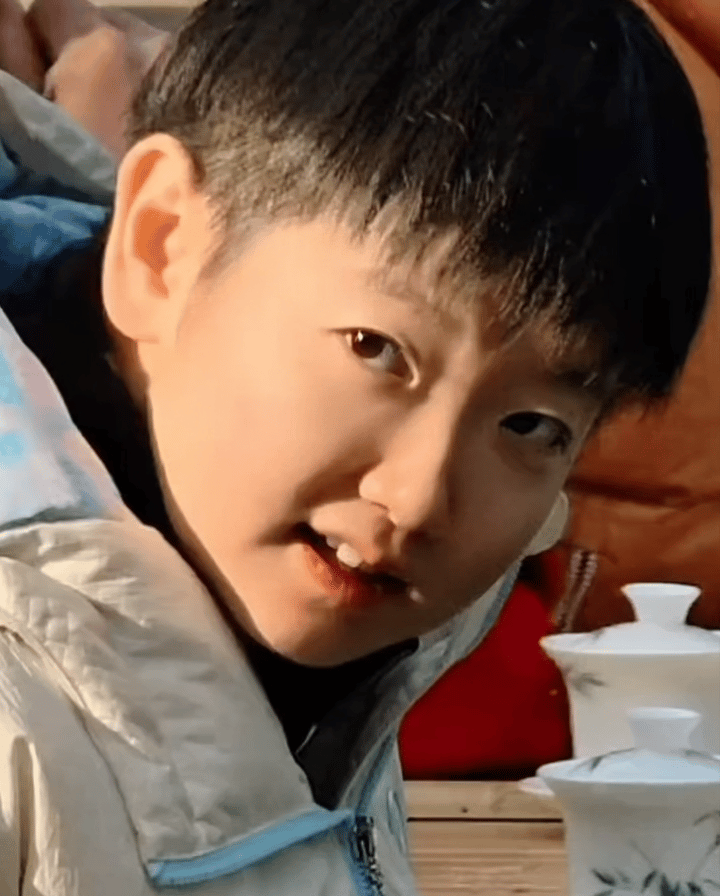 被孙颖莎的可爱狠狠拿捏了✨赛场是挥拍即杀的“小魔王”，私下是软乎乎的“孙萌