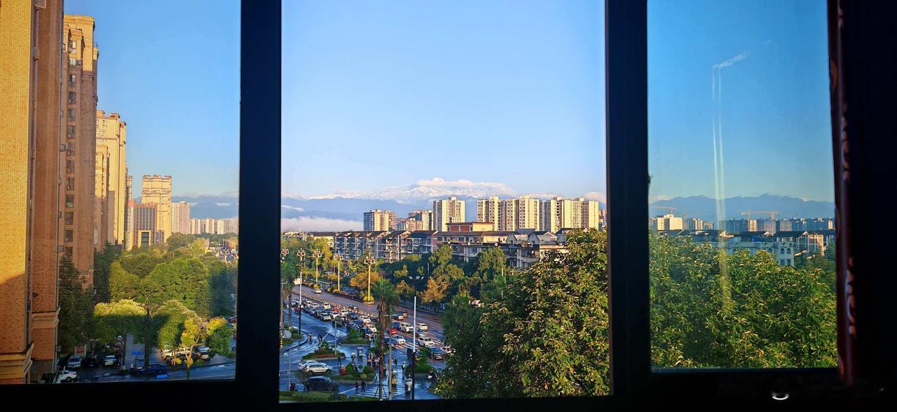 成都，在家门口，就可以看见雪山，真的太壮美了，可惜今天是周一，要不然找个草坪晒太