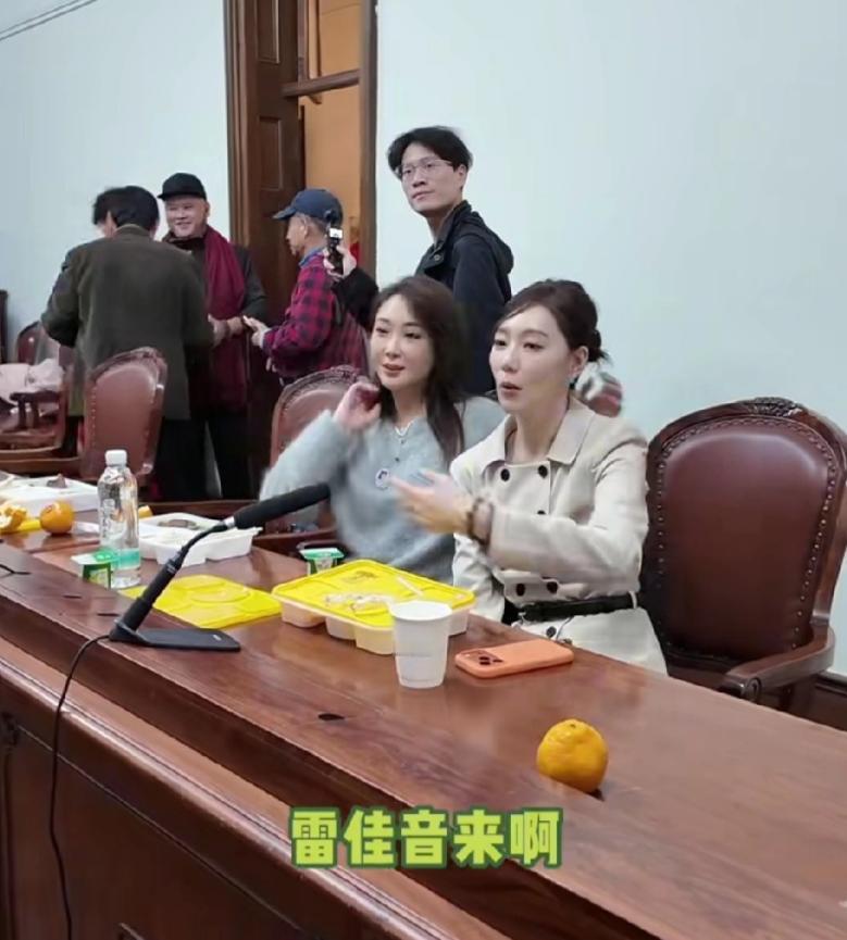 杜若溪和严屹宽回上戏参加校庆，邀请雷佳音合影，雷佳音摆手拒绝：“你们长那么好看，