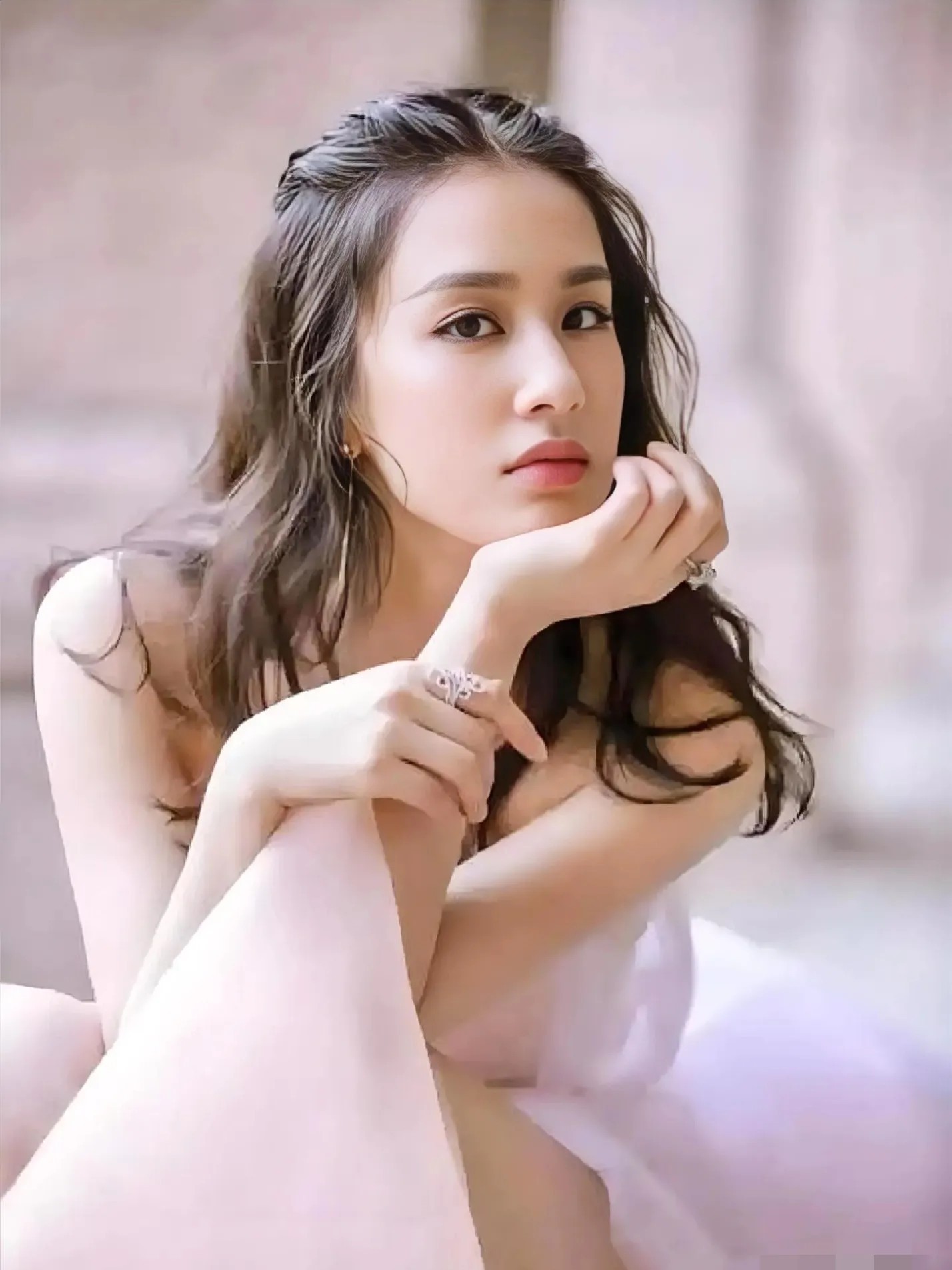 还以为黄圣依谈再婚，杨子会慌！突然发现，人家一点也不慌，原来手里有一