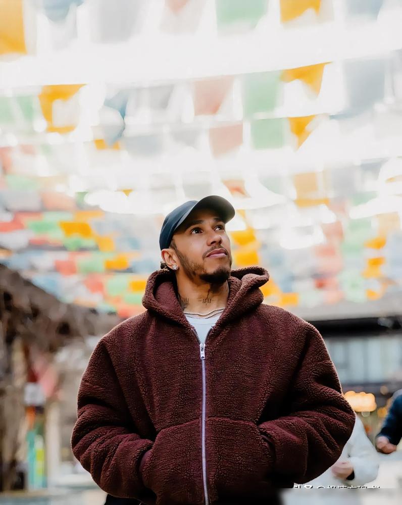 刚换上红衣服，就被老东家当头一棒。汉密尔顿冲刺赛后脸都绿了，直言法拉利引擎在直道