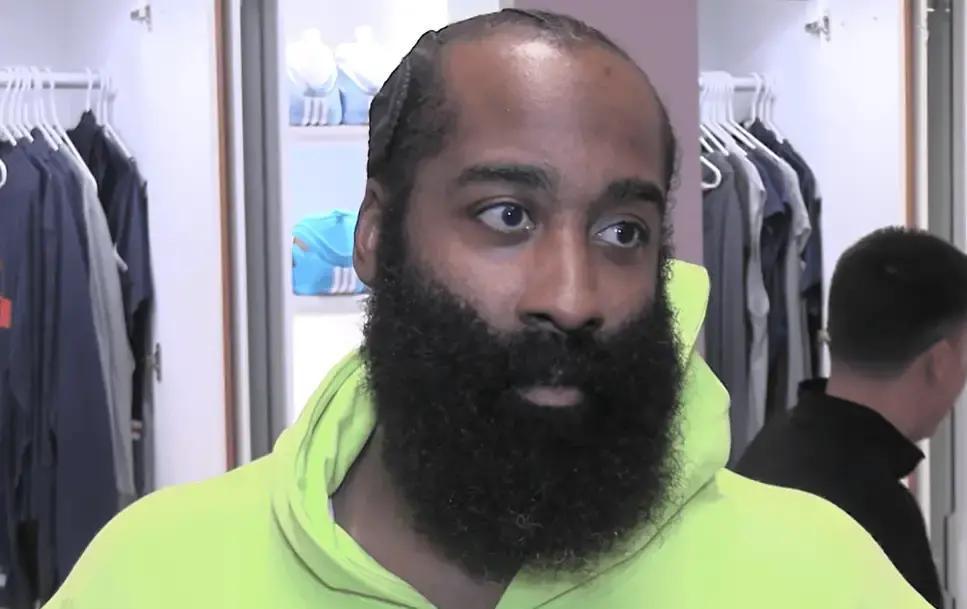 哈登这次签的是1+1的约9000万合同，其实比去年能拿到的两年9000万略少一点