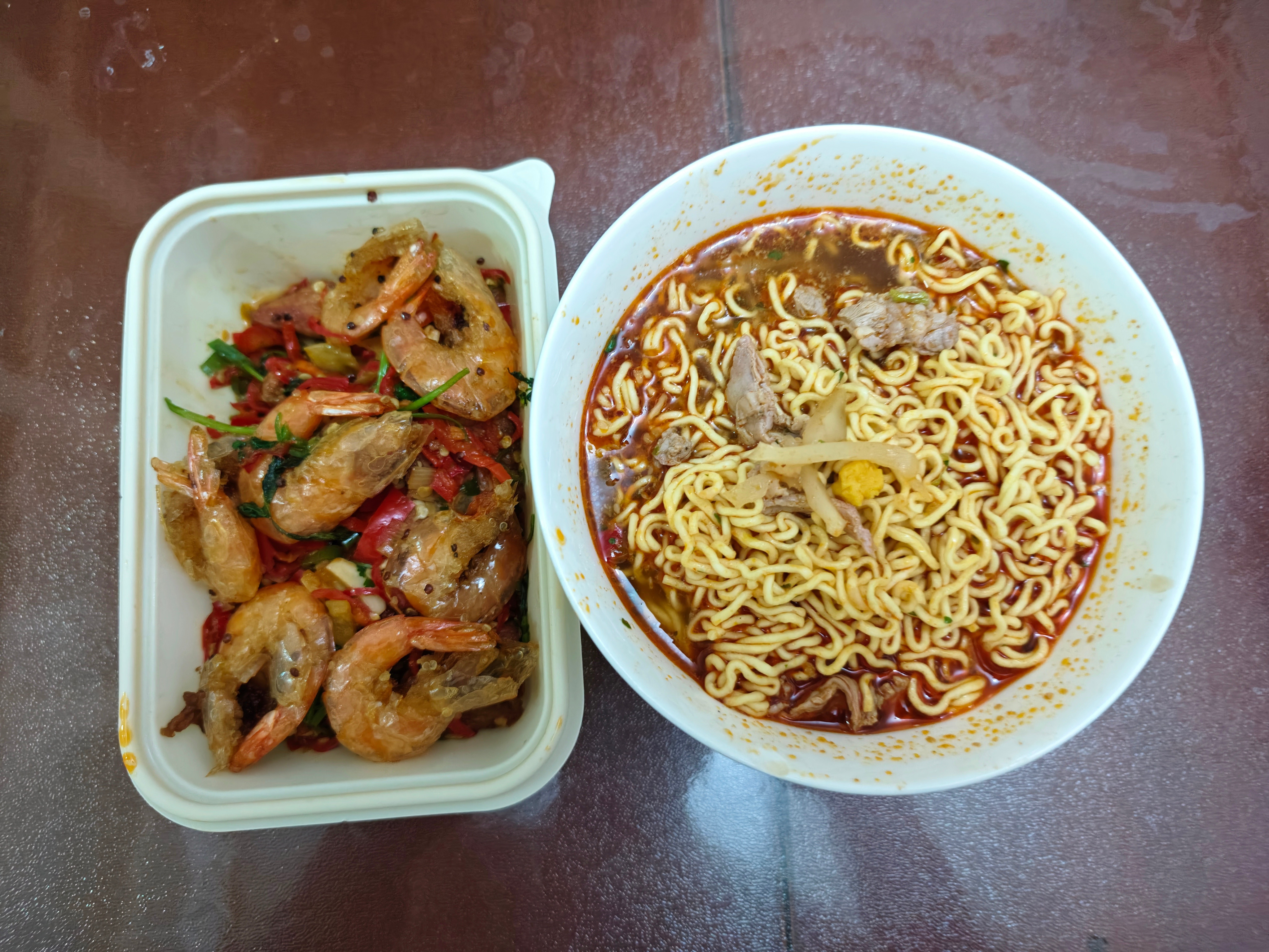 饿了，煮个泡面吃吃[扁嘴]​​​
