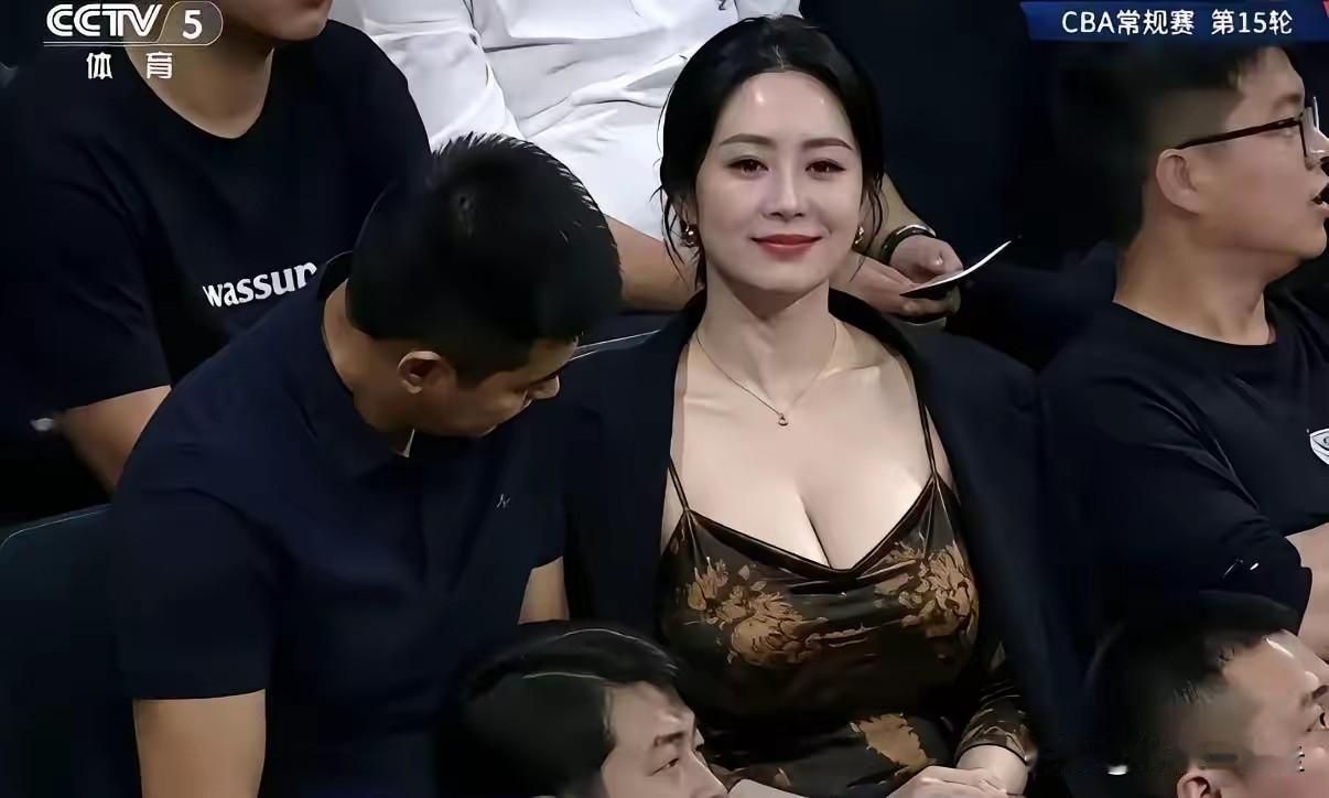 这位男球迷是来看篮球比赛的吗？如果是看篮球，应该把注意力集中在篮球比赛，而不是看