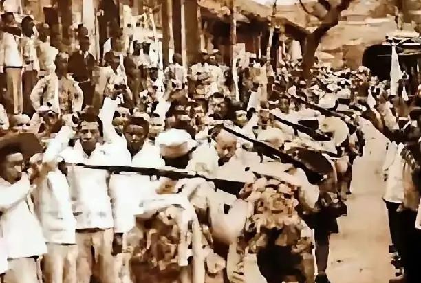 1945年，一个衣衫褴褛的川军老兵背着骨灰坛穿越川东山区，被浑水袍哥拦路劫道，身