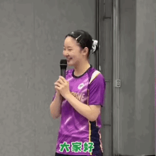 张本美和来到成都：3个“举动”拉近球迷距离1、用四川话打招呼来到父亲祖籍
