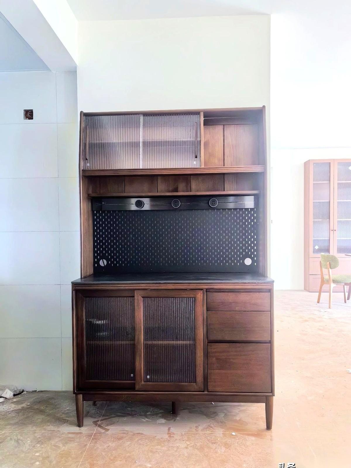 6000多买的餐边柜，今天终于到了。我对着它，足足站了五分钟，就想弄明白一件事