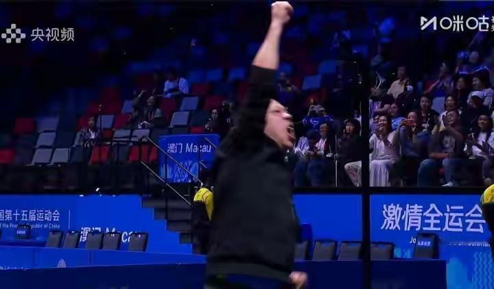 当王曼昱把金牌挂到教练徐海峰的脖子上，让我们看出了这师徒俩关系真的不简单……