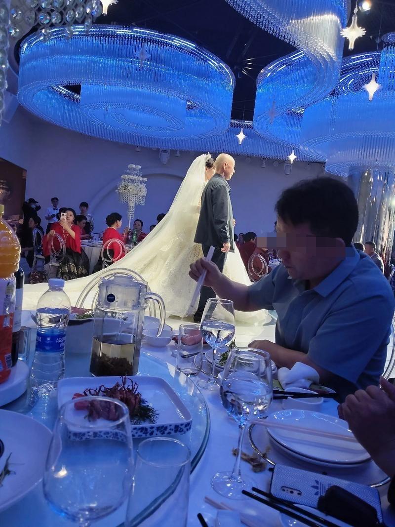 “浑水摸鱼，白嫖失败！”浙江温州，一男子瞎逛，看到有人在酒店举报婚宴，想趁乱混吃