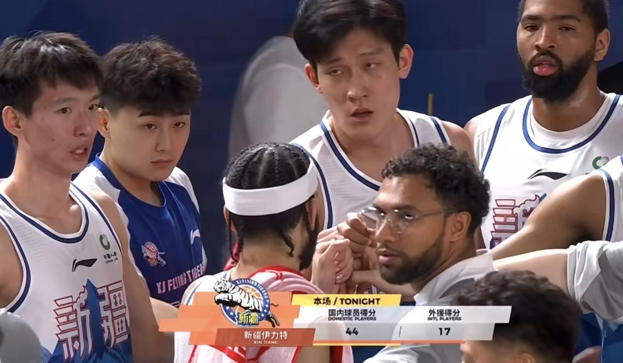 新疆男篮这是久旱逢甘霖呀！终于在主场94：87，战胜了同曦男篮，赢下了一场久违了