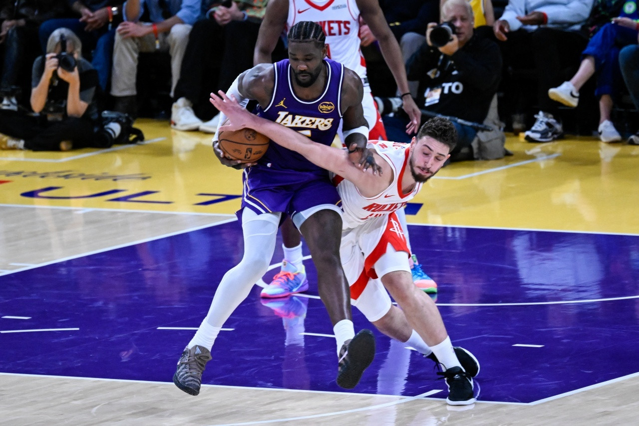 SeanDeveney报道，湖人最终似乎专注于寻找一名强力中锋。在西部，没有一
