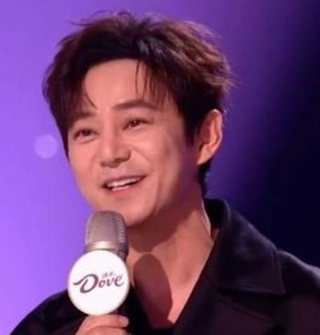 2026年1月25日，芒果TV音乐竞技直播节目《声鸣远扬》总决赛收官，“何炅周考