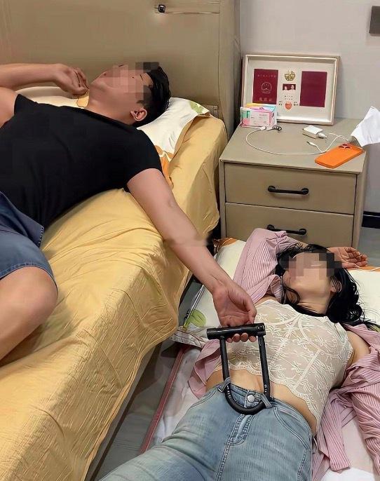 很好奇，她是怎么脱身的？