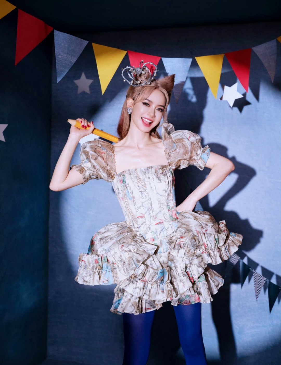 完全被戚薇的脸吸引住了！根本没有注意是蓝色的丝袜！！！