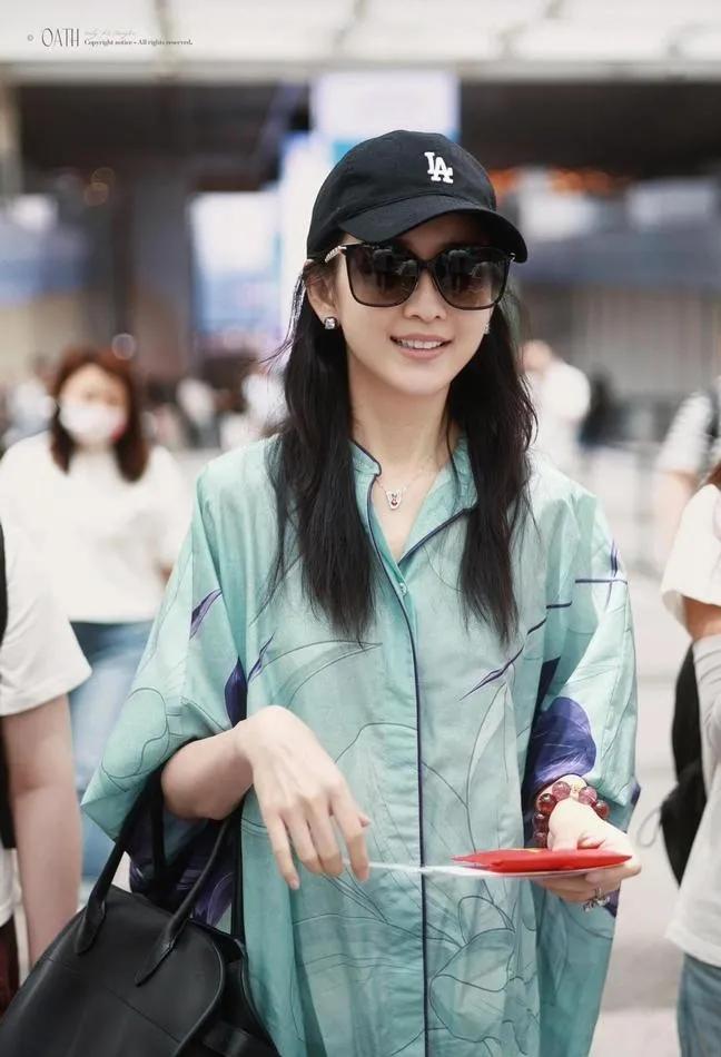 救命！王鸥的审美真的在线！一身薄荷绿印花长裙，清新的配色自带夏日氛围感，宽