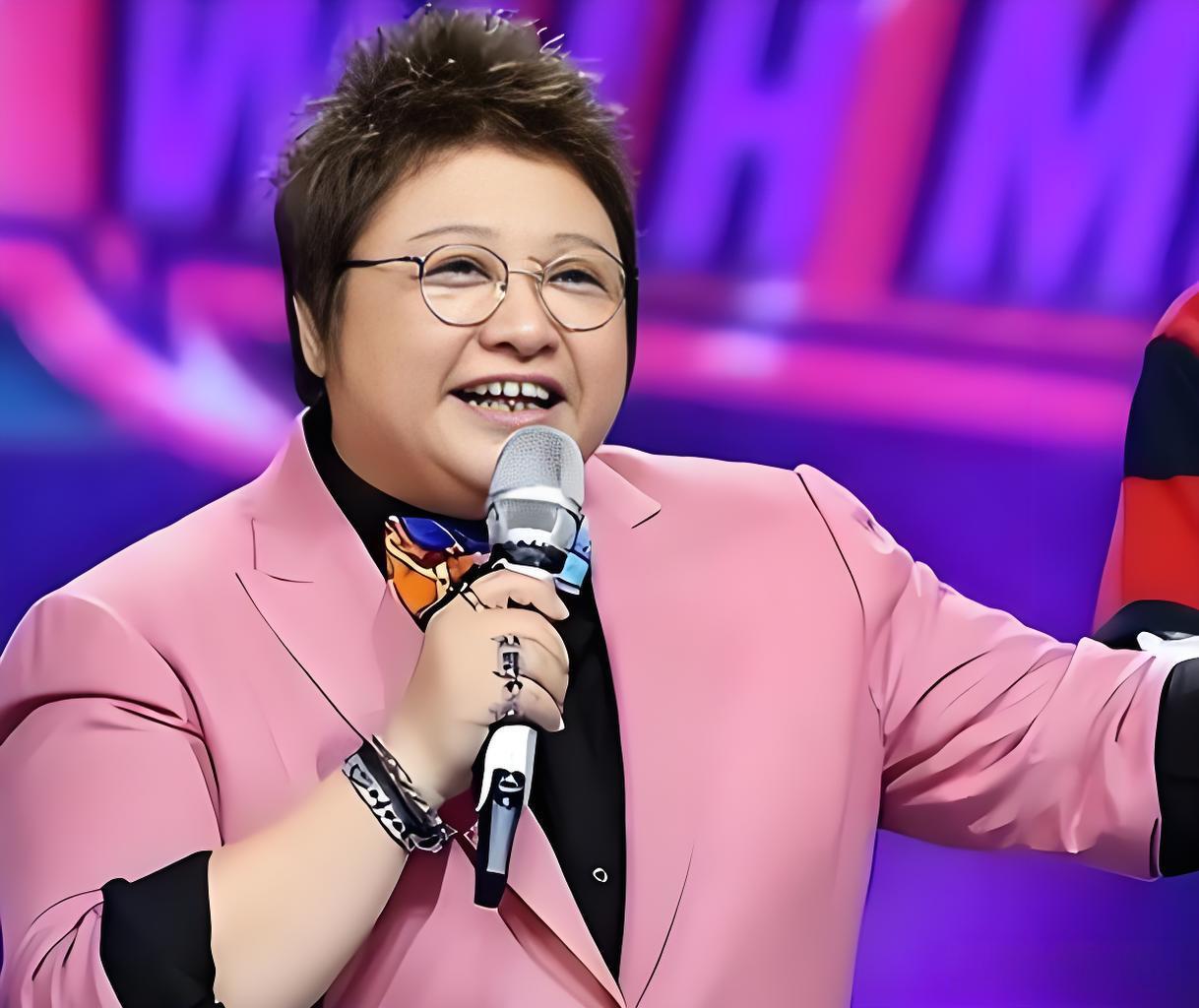 我一直搞不明白：韩红老师的身材为什么那么胖？刚开始还以为韩红老师暴饮暴食导致