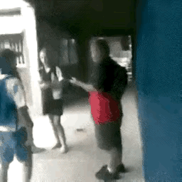 小姐姐，吓的瑟瑟发抖。