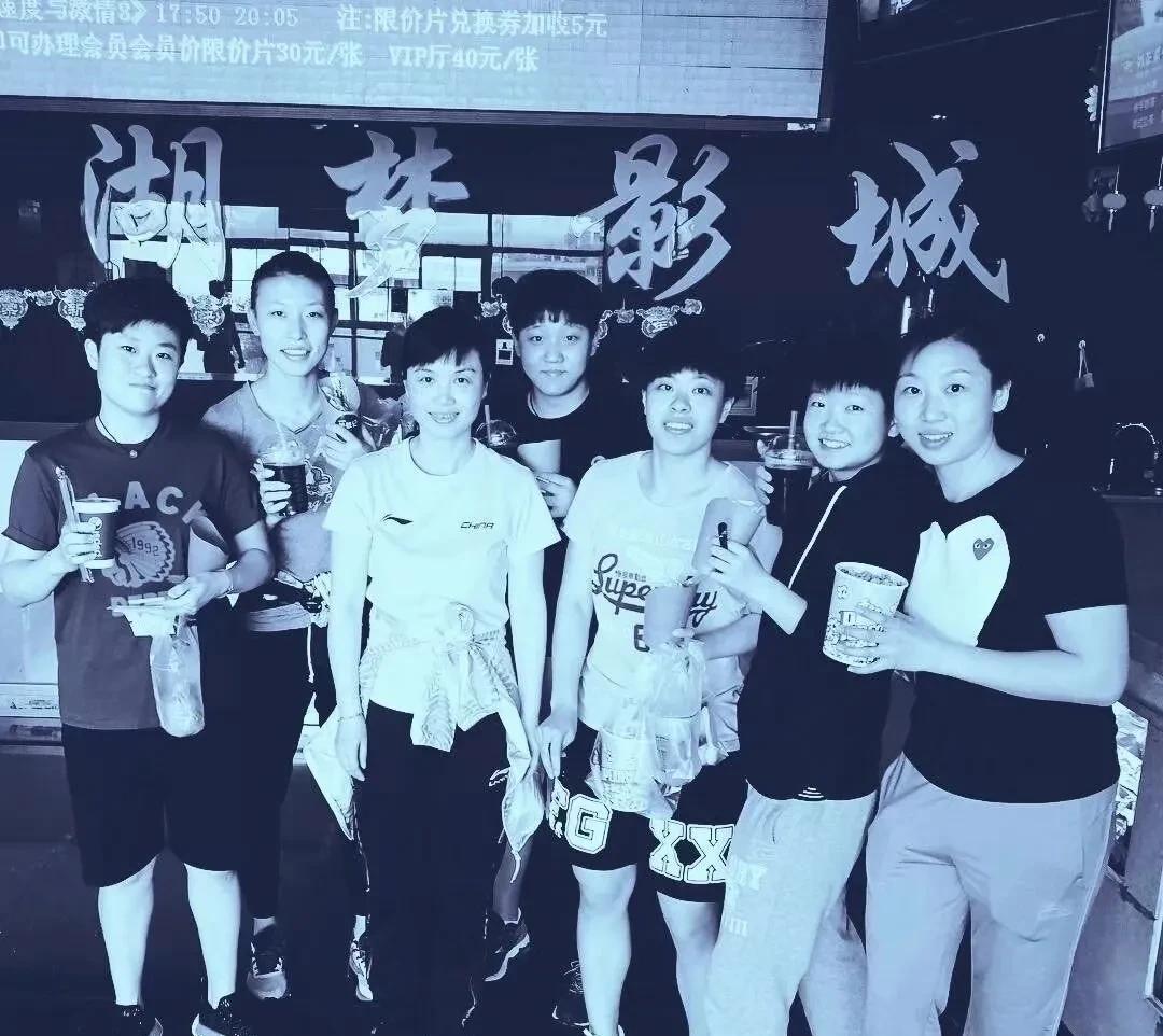 这是早年间莎莎刚进国乒一队时和教练张琴及队友的一张珍贵合影。当时师徒七人闲暇之