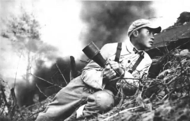 志愿军如何在上甘岭玩手榴弹？一人带40公斤，9人干掉400敌军上甘岭那地方，地