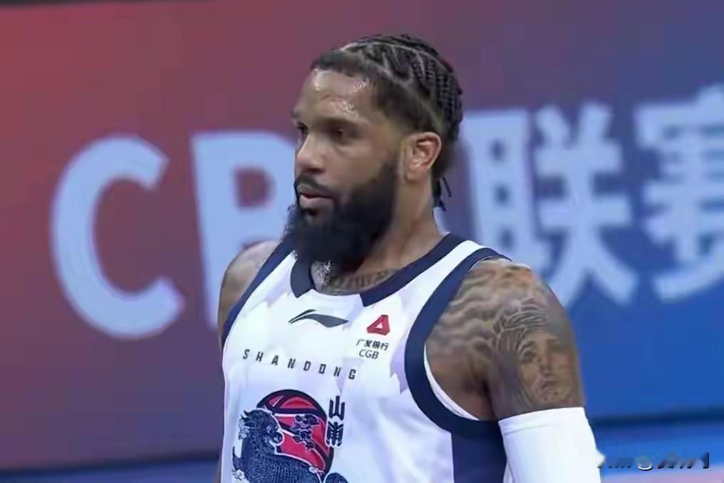 小外援鲍威尔的去留备受关注，杯赛最后一场，他也没有报名参赛，加盟山东男篮以后他的