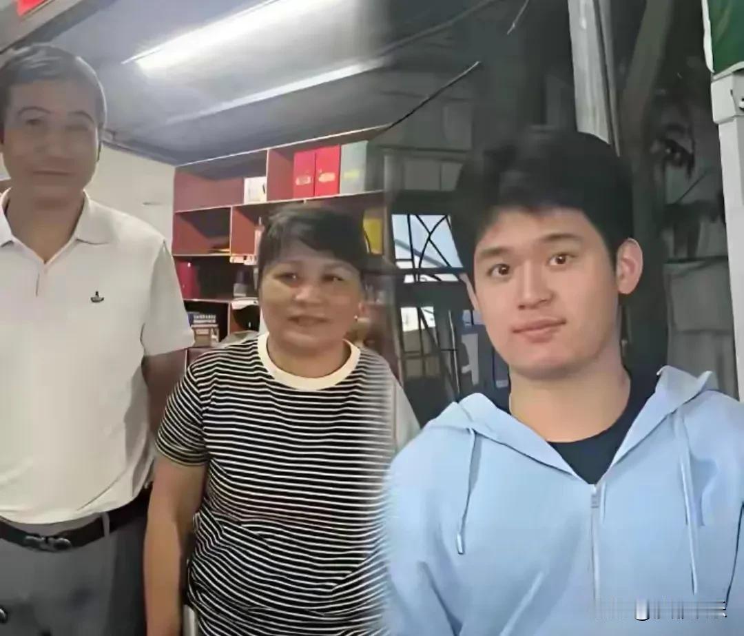 林诗栋回到海南了！这波“冠军回家”的画风也太接地气了吧！5月13日，刚刚在