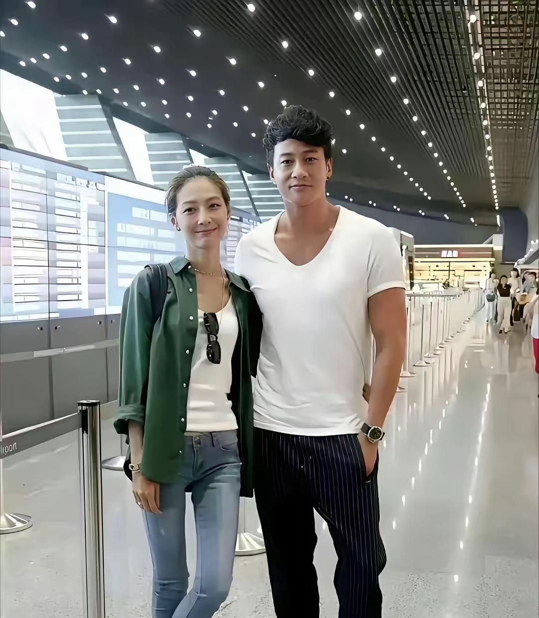 都在嘲笑何润东的老婆，在和何润东结婚前做过柜姐，真搞不懂，柜姐是什么很不体面很不