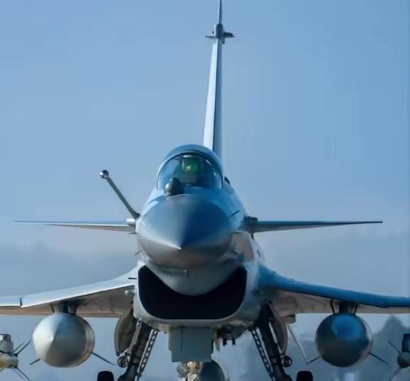 这两年围绕歼-10C的讨论一直没断过，热度越炒越高，外界评价也越来越集中。按很多