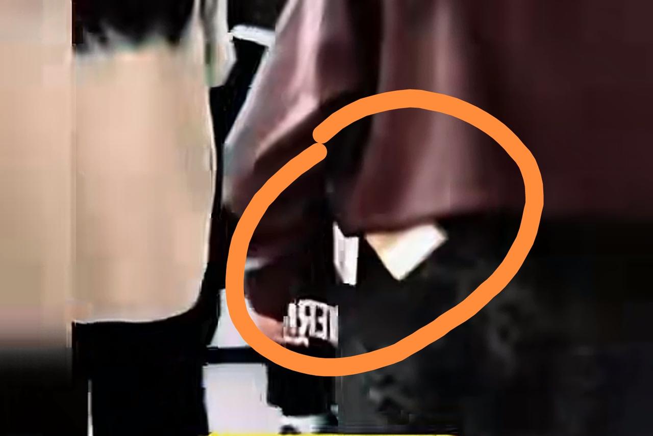 穿衣服不剪衣服吊牌成了“时尚”。恶心！怪事天天有，这事特别怪。到了冬季