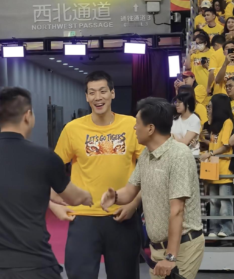 李春江又出现在广东队主场，季后赛广东对北京这场球，他坐在观众席和任骏飞聊了几句，