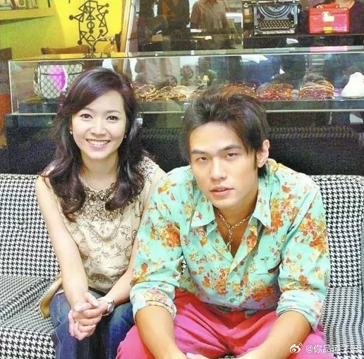 网友在悉尼逛街偶遇侯佩岑啦✨带着老公和两个儿子，一家人看着低调又温馨～说真的，侯