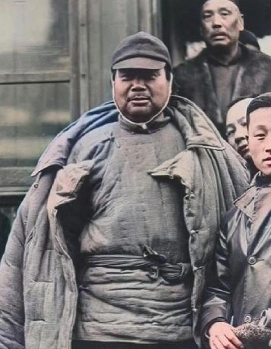 1927年，蒋介石为了拉拢冯玉祥，特意邀请他到徐州共商大计，照片中的冯玉祥刚下了
