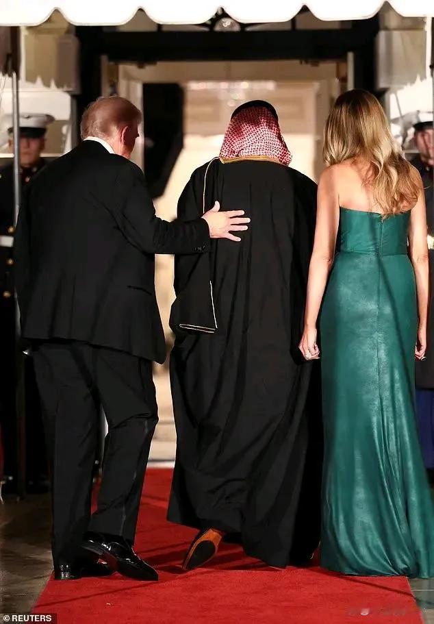 日前，马斯克参加了特朗普为欢迎沙特王储的晚宴。自与特朗普5月份闹掰后，这还是