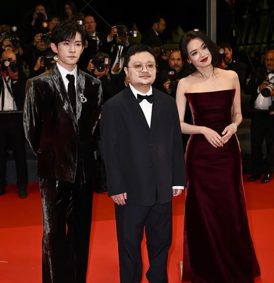 都知道易烊千玺在戛纳红毯杀疯了但是没想到这部电影的导演简直是个“电影鬼才”