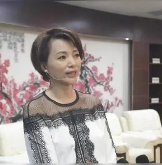 董卿[玫瑰]卫作照